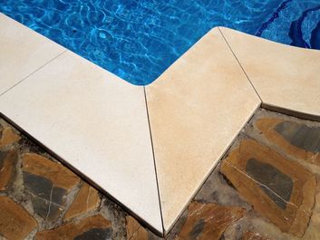 Limpieza a la piedra de una piscina