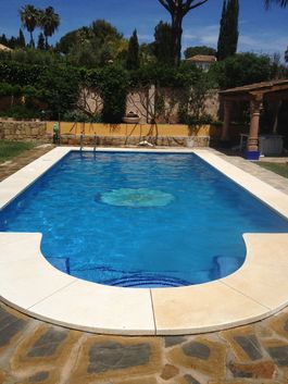 Limpieza a la piedra de una piscina