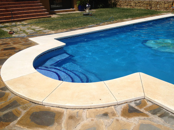 Limpieza a la piedra de una piscina